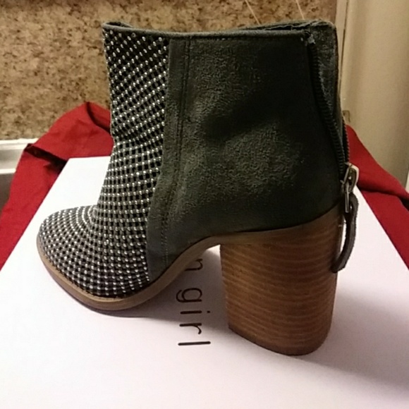 Shoes - Picture 3 of 3